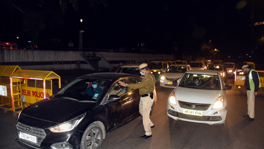 Ấn Độ giới nghiêm cuối tuần tại thủ đô New Delhi, cân nhắc lệnh phong tỏa tại Mumbai